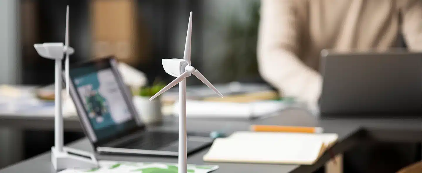 Duas turbinas eólica em miniatura para artigo sobre como migrar para o mercado livre de energia