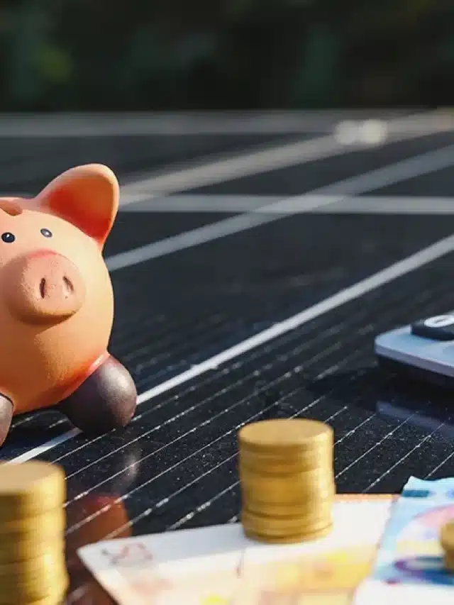 Placa solar, cofre e algumas moedas para Descubra como economizar energia, protege o meio ambiente