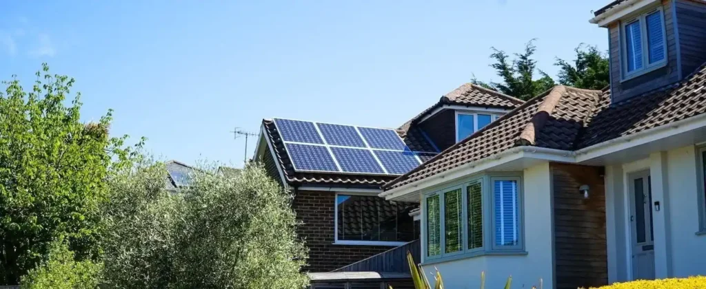 Energia solar em condomínio residencial: a forma mais prática (e eficiente) de economizar nas contas de energia