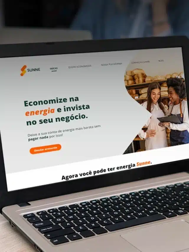 Na imagem tem um laptop com a página inicial do site da Sunne e na direita abaixo tem uma mulher jovem desfocada com a mão por cima do teclado do laptop para exemplificar artigo sobre "8 estratégias para conseguir energia solar barata para sua empresa".