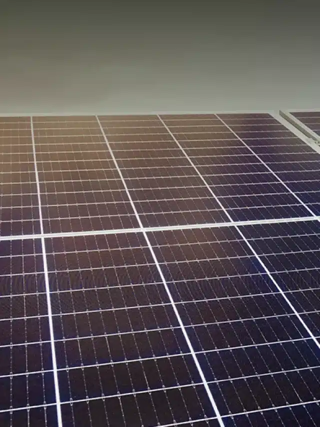 Imagem com painel solar por toda a imagem e um céu azul logo acima para artigo sobre O que muda com o marco da energia solar