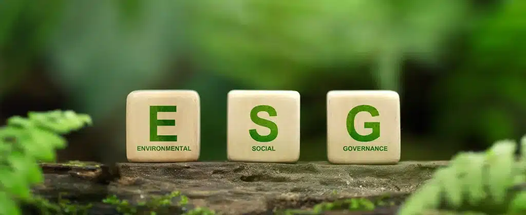 Imagem com três dados com as iniciais de ESG para artigo sobre Governança ESG: O que é e como implementar na sua empresa