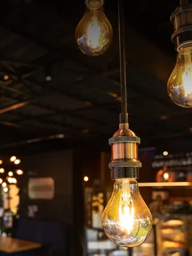 Teto com lâmpadas amarelas para iluminar restaurante para artigo sobre Como usar aparelho para economizar energia
