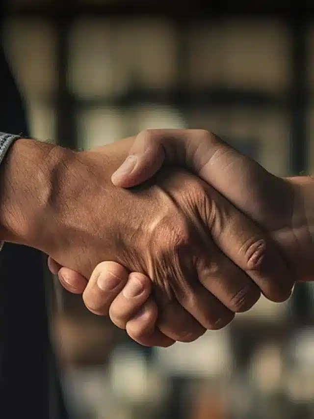 Duas pessoas dando as mãos para artigo sobre Como a tarifa no Mercado Livre de Energia Pode Beneficiar sua Empresa