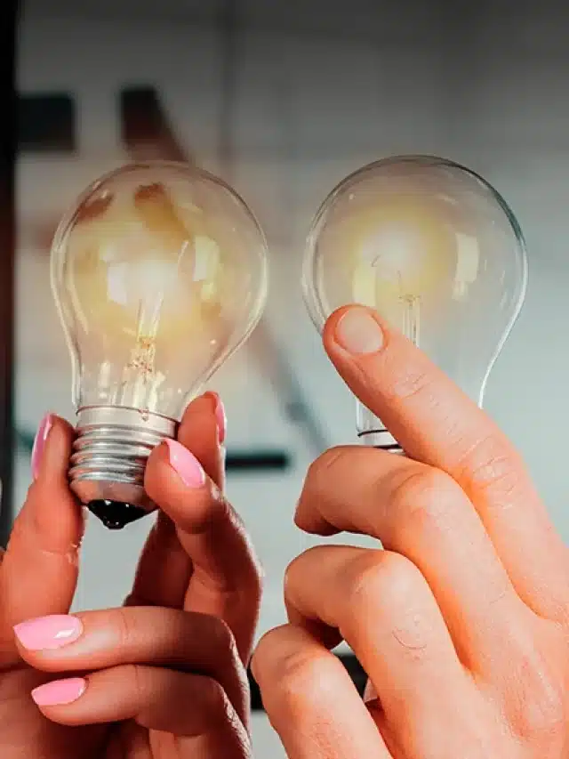 Várias mãos segurando lâmpadas acessas para artigo sobre Como funciona a geração distribuída de energia