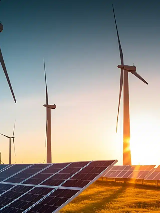 Imagem com várias turbinas eólicas e logo abaixo duas fileiras de placas solares ao pôr-do-Sol para artigo sobre Entenda o que é energia limpa