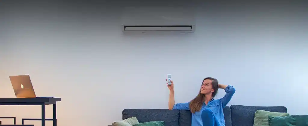 Mulher e ar-condicionado para 10 Dicas de como economizar energia usando ar-condicionado na empresa