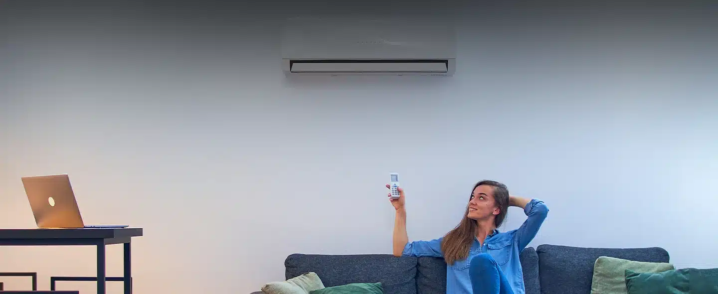 Mulher e ar-condicionado para 10 Dicas de como economizar energia usando ar-condicionado na empresa