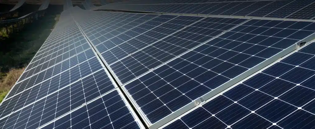 Fileira de placa solar para artigo sobre Descubra as vantagens de investir em energia solar