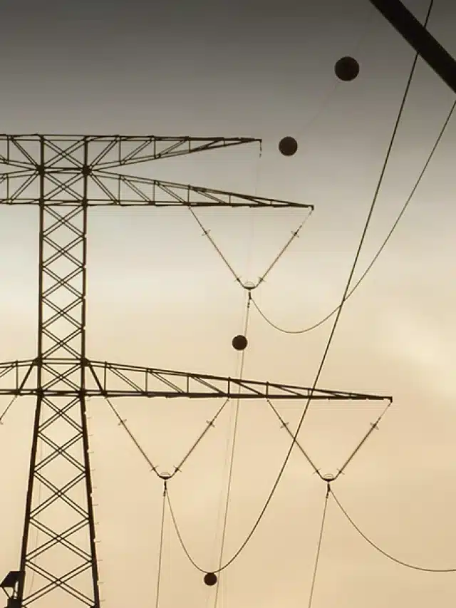 Torres com fios para artigo sobre Como funciona o sistema on-grid para seu negócio