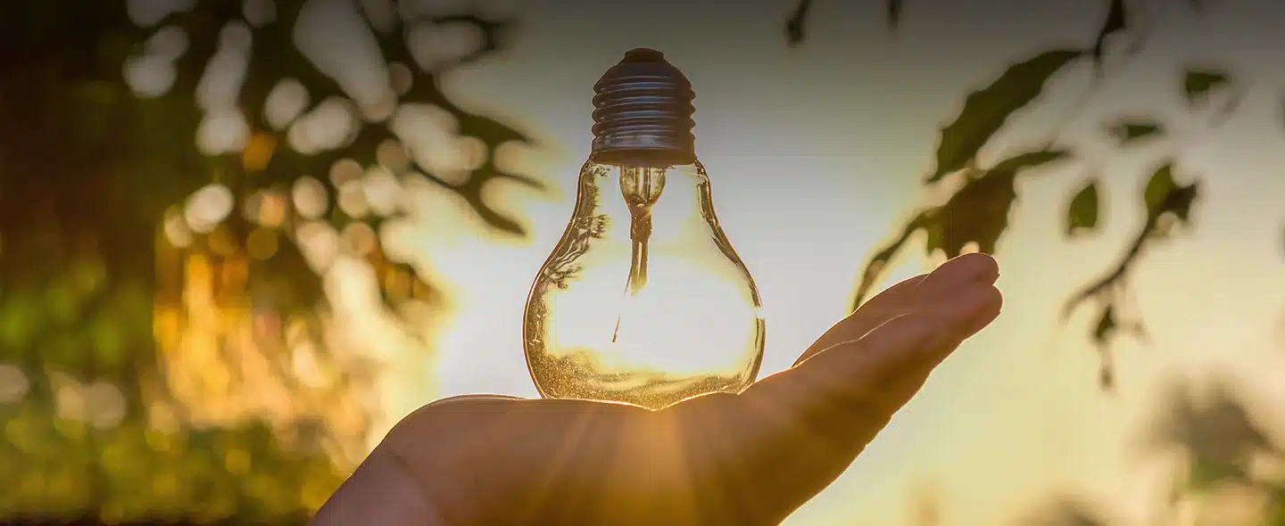 Lâmpada contra luz solar para artigo Como fica a conta de luz com energia solar