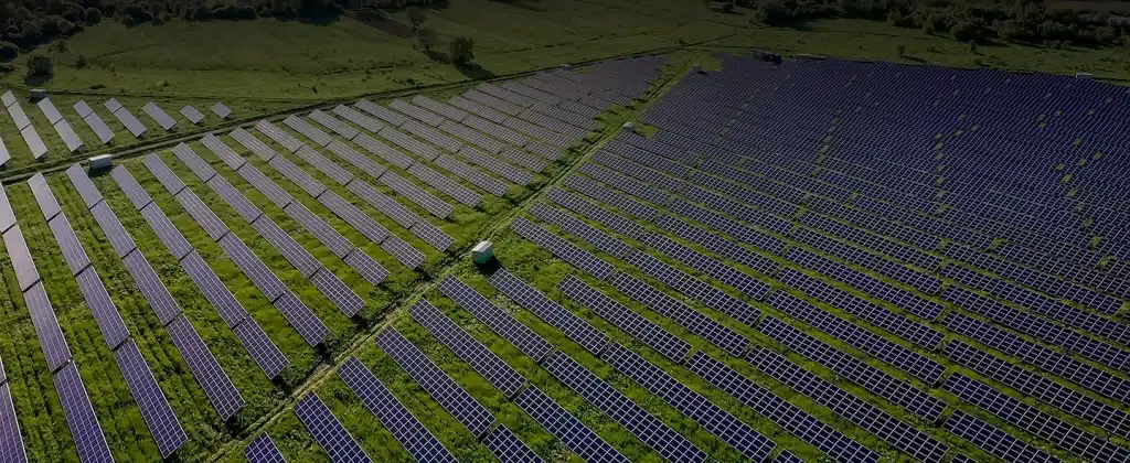 Imagem aérea de fazenda solar para artigo sobre Entenda o que é geração centralizada de energia