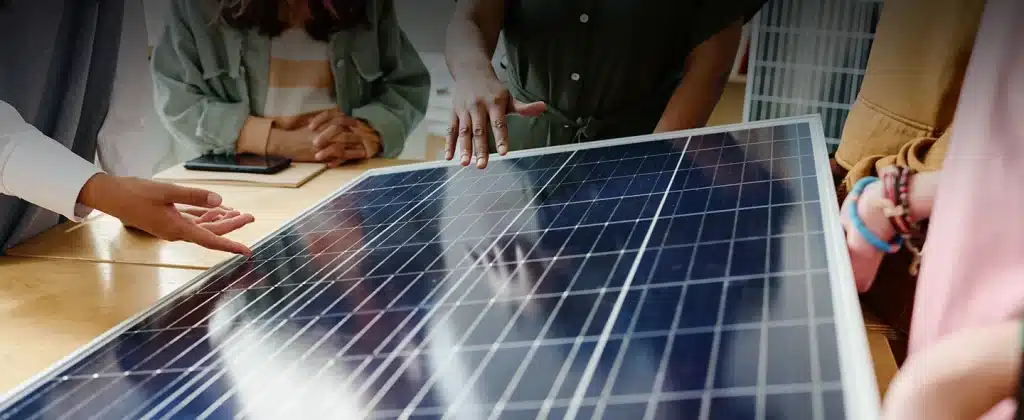 Grupo discutindo sobre Como funciona energia solar fotovoltaica para empresas