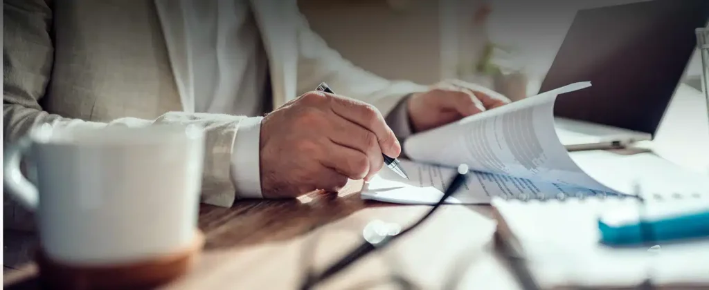 Homem assinando contrato para As vantagens da assinatura de energia solar para sua empresa