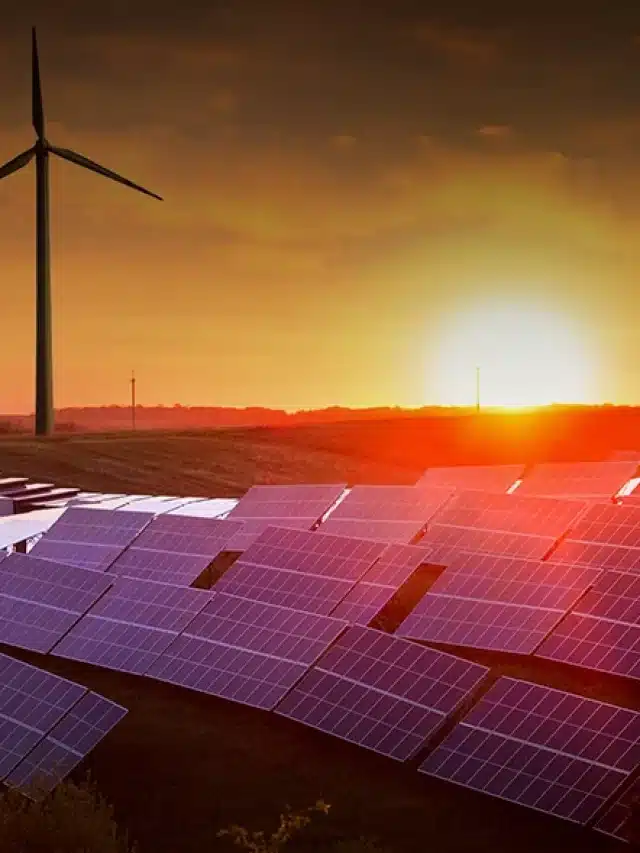 Painéis solares e Sol ao fundo para Vantagens da energia renovável: desenvolvimento sustentável