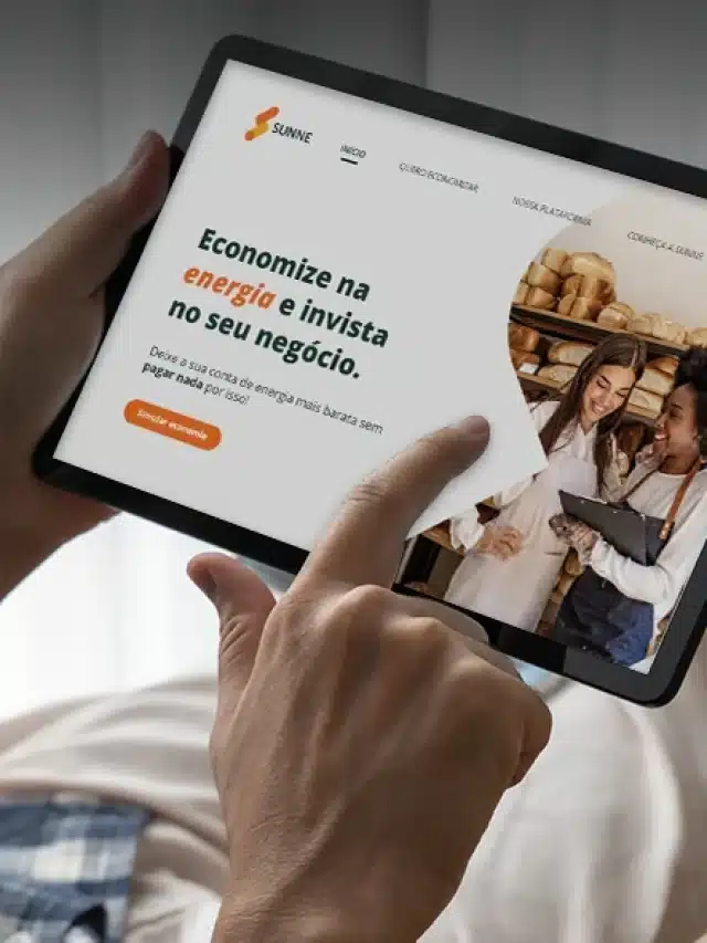 Homem segurando tablet para artigo O que não é permitido no ambiente de contratação livre