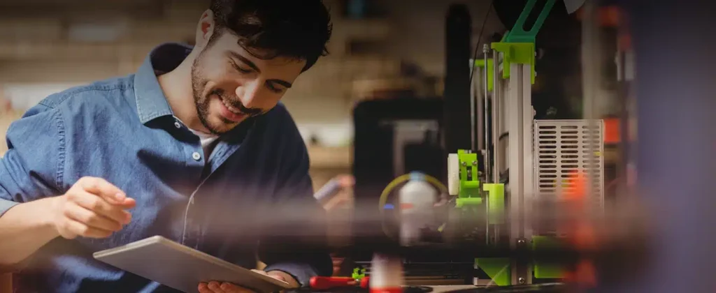 Homem jovem sorrindo para artigo sobre Como funciona a compensação de créditos de energia solar