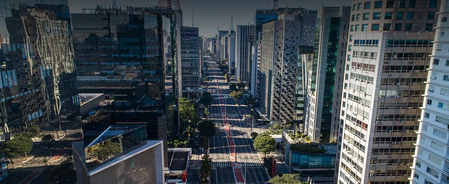 Prédios na Av. Paulista para Economizar com energia solar em São Paulo é possível