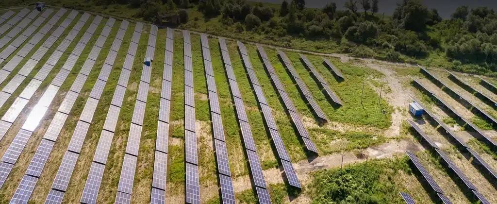 Terreno com painéis solares para artigo Como funciona o arrendamento de terras para energia solar