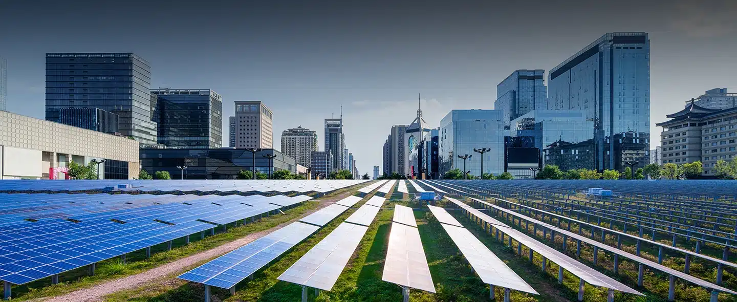 Fileiras de paineis solares e prédio para Energia solar em condomínio: como convencer os condôminos