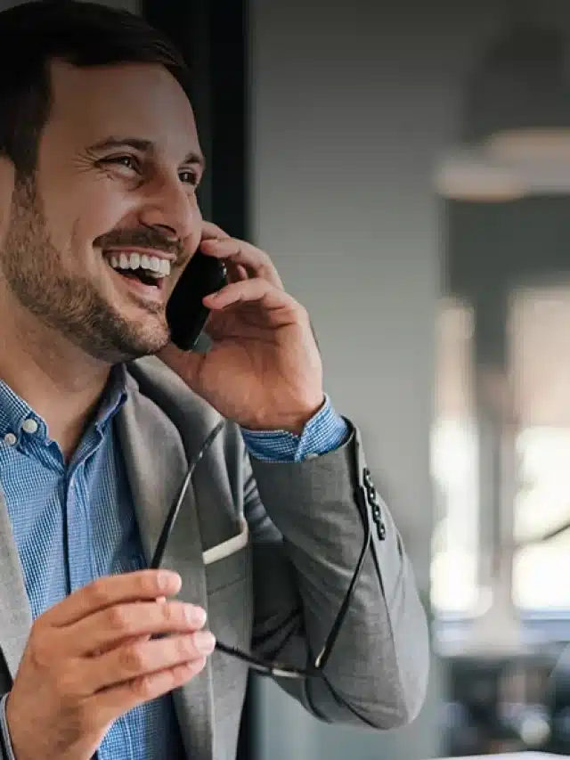 Homem ao celular sorrindo para artigo Renda Extra para Integradores em Usinas de Locação