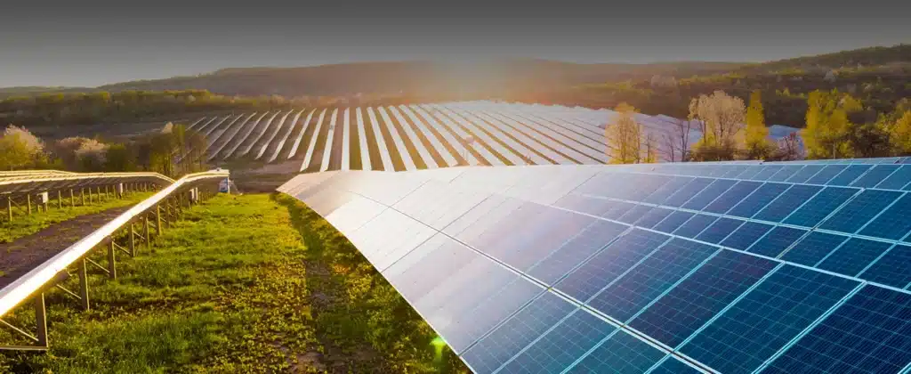 Fileiras de painéis solares no campo para artigo Conheça 5 mitos sobre assinatura de energia solar