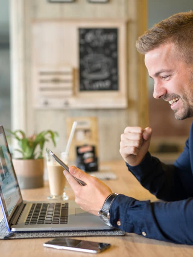freelancer-feliz-com-tablet-e-laptop-em-uma-cafeteria (1)