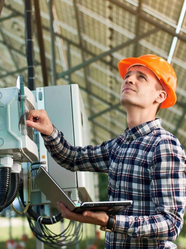operador-no-capacete-e-com-laptop-na-estacao-verificando-o-funcionamento-da-usina-de-energia-solar (1)