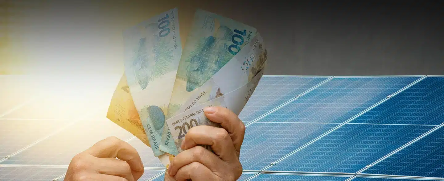 Cédulas de reais e painel solar para Como aumentar o retorno do investimento em energia solar