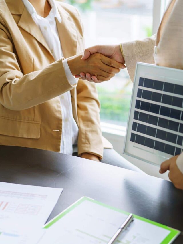aperto-de-mao-e-negocios-com-paineis-solares-energia-verde-empresarios-que-trabalham-em-escritorios-ecologicos-verdes-reunioes-de-negocios-ideias-criativas-para-negocios-ecologicos