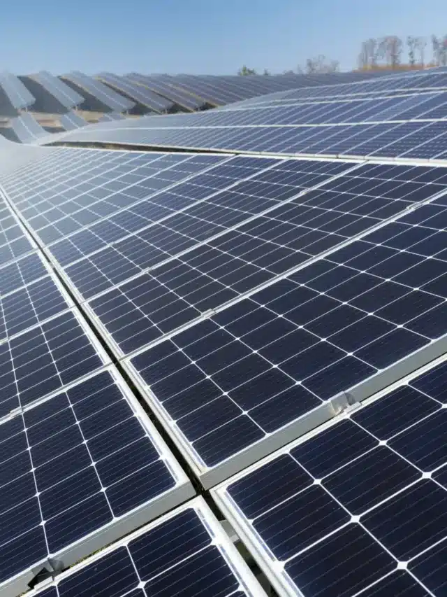 Parque de energia solar fotovoltaica com painéis solares instalados em larga escala, gerando energia limpa e renovável no Brasil.