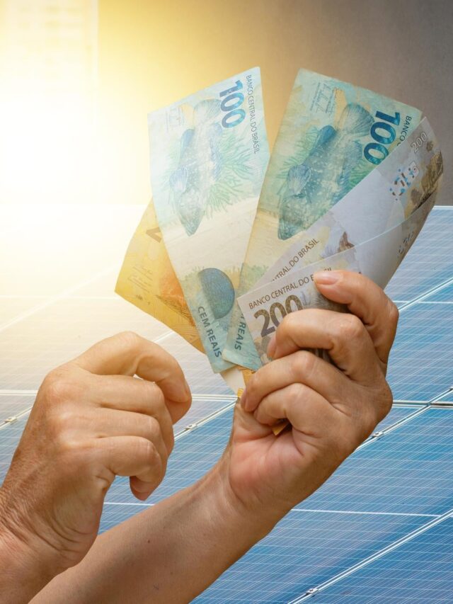 economia-de-energia-solar-segurando-dinheiro-brasileiro-em-frente-ao-painel-fotovoltaico-em-um-telhado-fundo-por-do-sol-espaco-para-texto