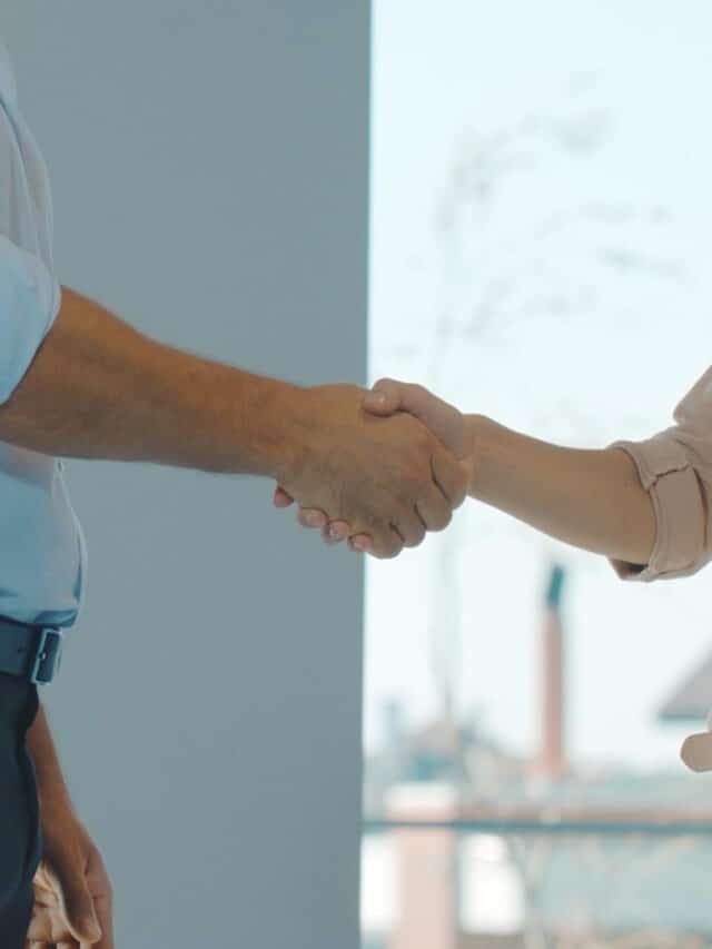 empresarios-apertando-as-maos-parceiros-de-negocios-tendo-acordo