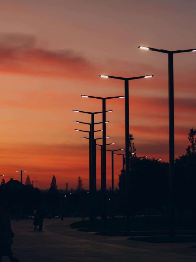 luzes-de-rua-led-a-noite-em-um-fundo-por-do-sol