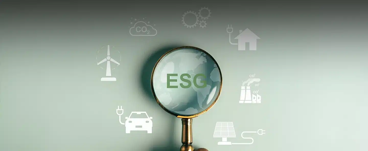 Lupa com sigla ESG e símbolos de sustentabilidade Como conseguir certificação ESG para sua empresa