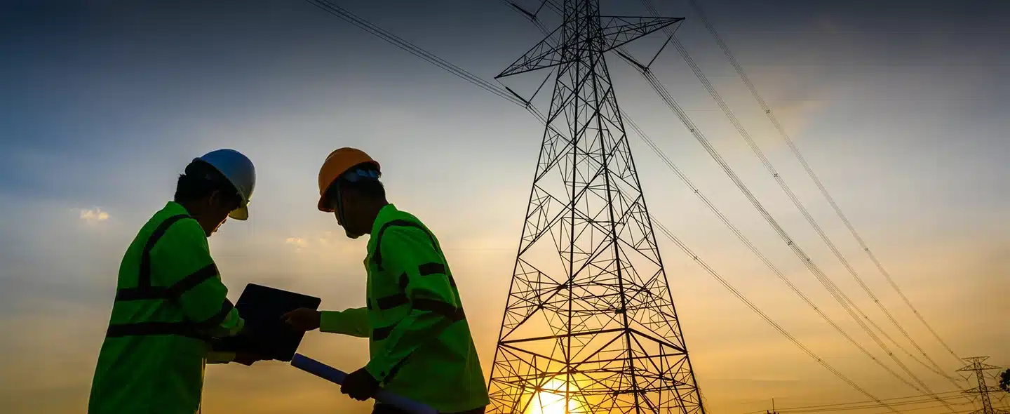 2 técnicos próximo à torre de transmissão para Matriz energética brasileira: o que é isso?