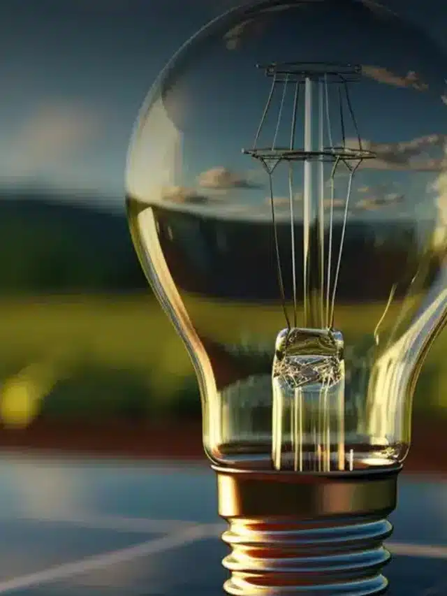 Lâmpada com placa solar ao fundo para Serviço de energia por assinatura populariza energia solar