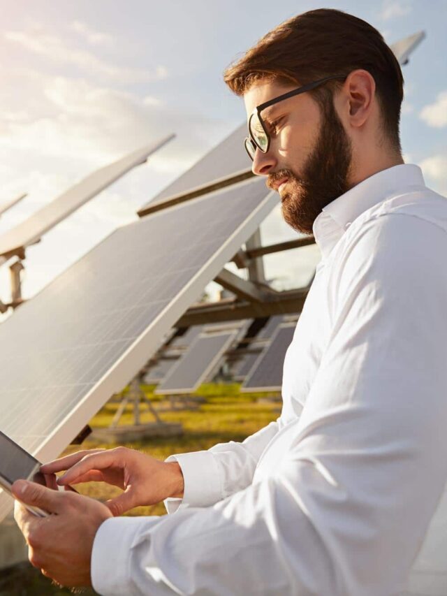 empresario-usando-tablet-na-estacao-de-energia-solar