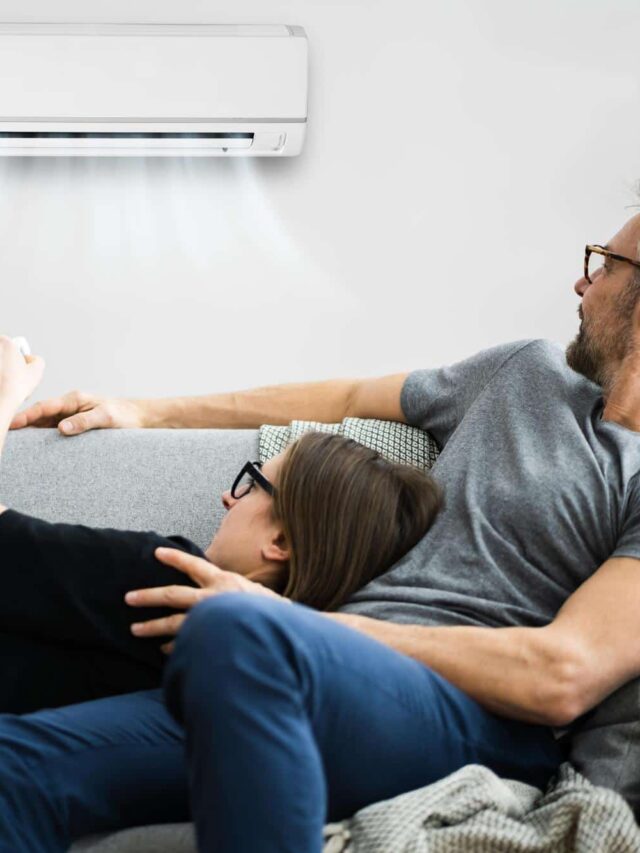 familia-feliz-usando-ar-condicionado