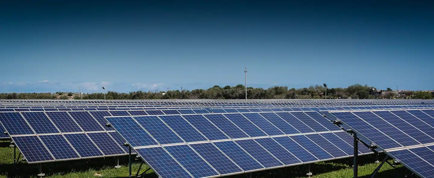 Paineis solares e seu azul ao fundo Vantagens e desvantagens da minigeração de energia