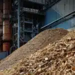 Pilha de lascas de madeiras para artigo sobre Saiba o que significa geração de energia biomassa