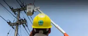 Técnico supervisiona trabalho na rede elétrica para Transmissão e distribuição de energia elétrica