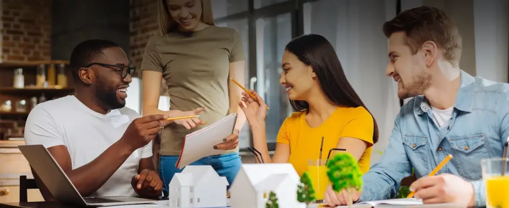 Pessoas sorrindo e fazendo planejamentos para Descubra o que é educação ambiental e seus impactos