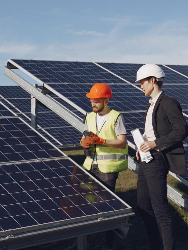 contramestre-e-empresario-na-estacao-de-energia-solar