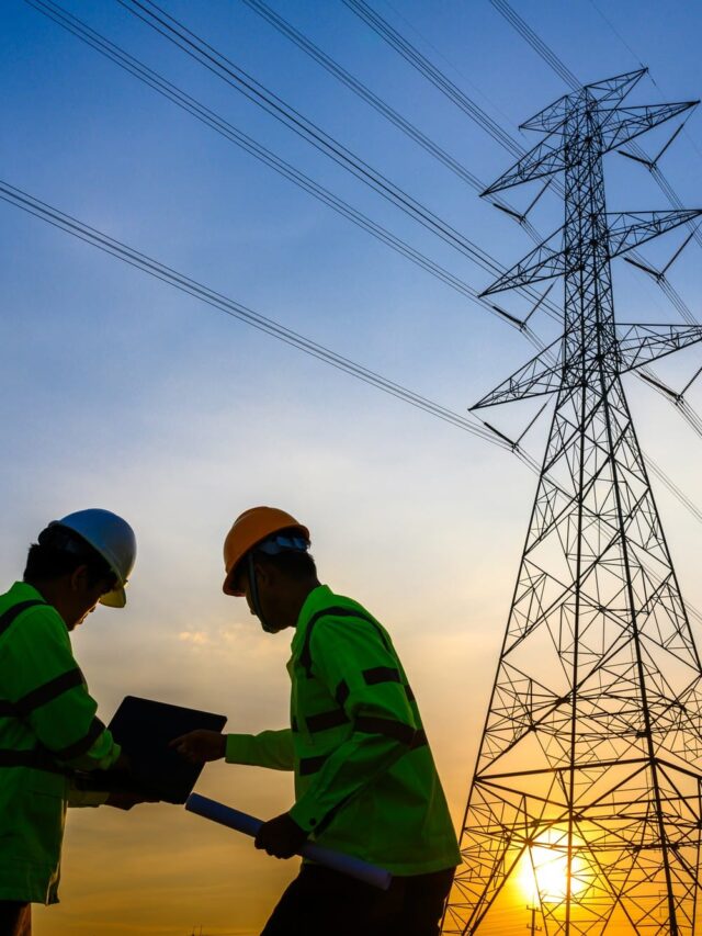 engenheiros-eletricos-trabalhando-e-conversando-com-a-estacao-de-energia-para-ver-o-funcionamento-do-planejamento-de-geracao-de-energia-no-polo-de-alta-tensao