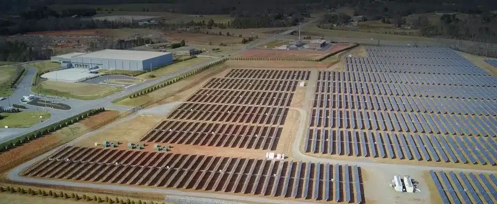Fazenda solar com várias placas para Energia solar é mais uma opção para proprietários de terras