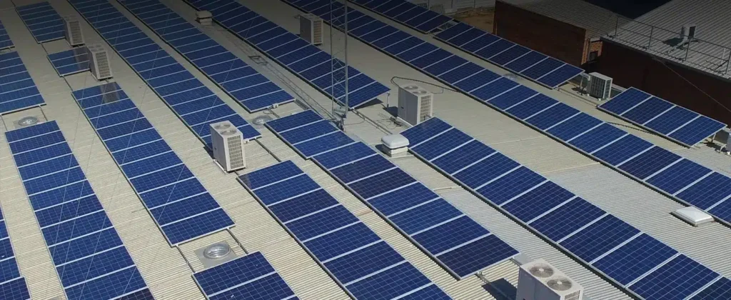 Paineis solares em telhado de prédio para Energia solar fotovoltaica supera 10% na matriz energética