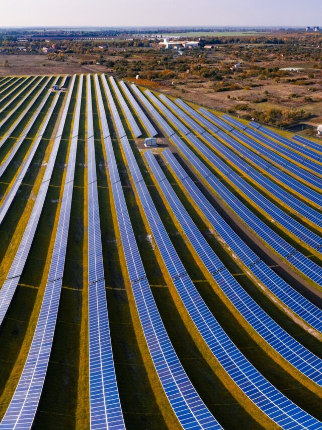 enorme-usina-de-energia-solar-para-usar-a-energia-solar-em-um-pitoresco-campo-verde-na-ucrania-foto-aerea-panoramica-de-drone