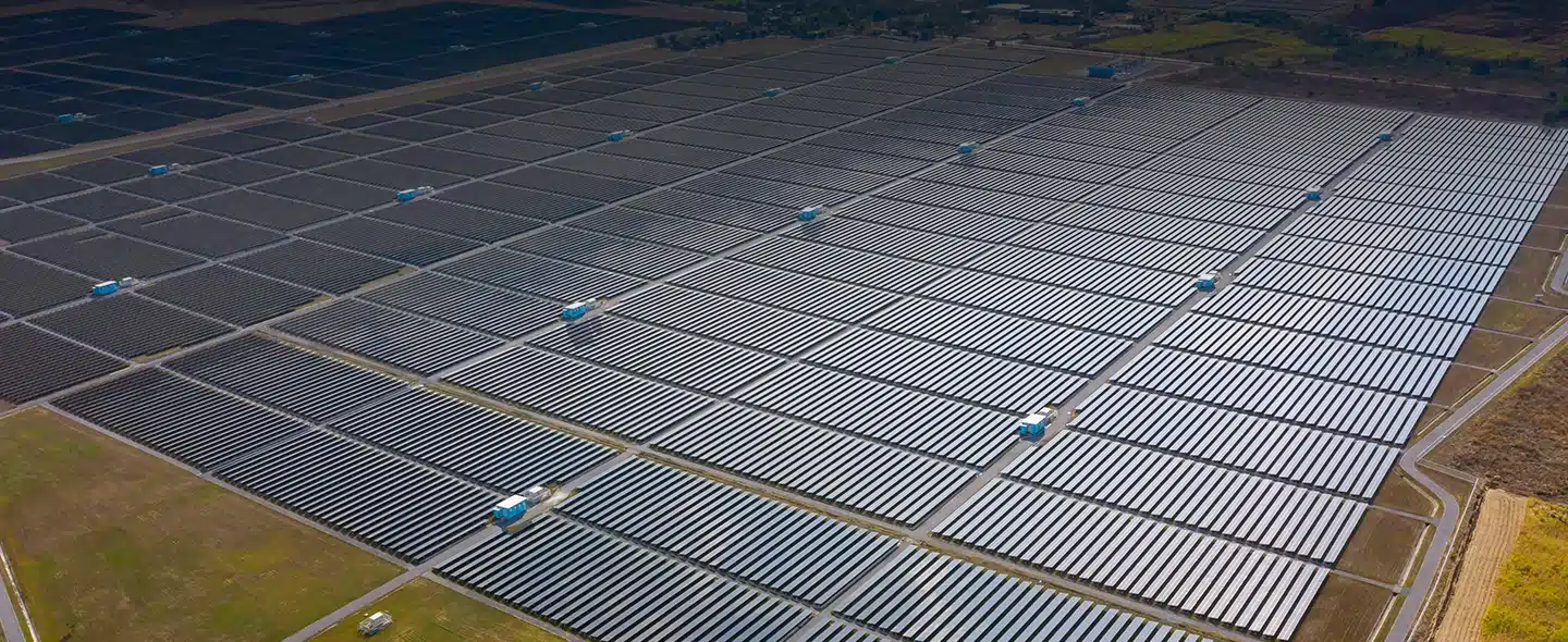 Visão aérea de fazenda solar para artigo sobre geração centralizada de energia