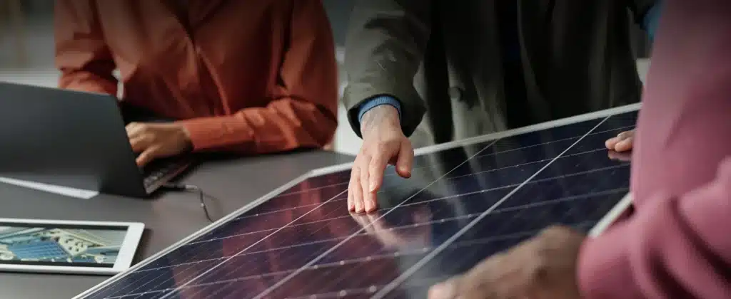 Pessoa apontando para modelo de painel solar Pode compartilhar energia solar com outro estado?